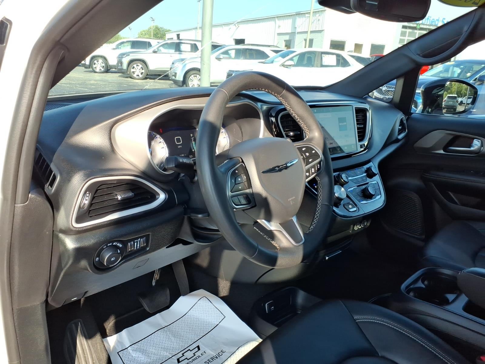 2025 Chrysler Pacifica Select