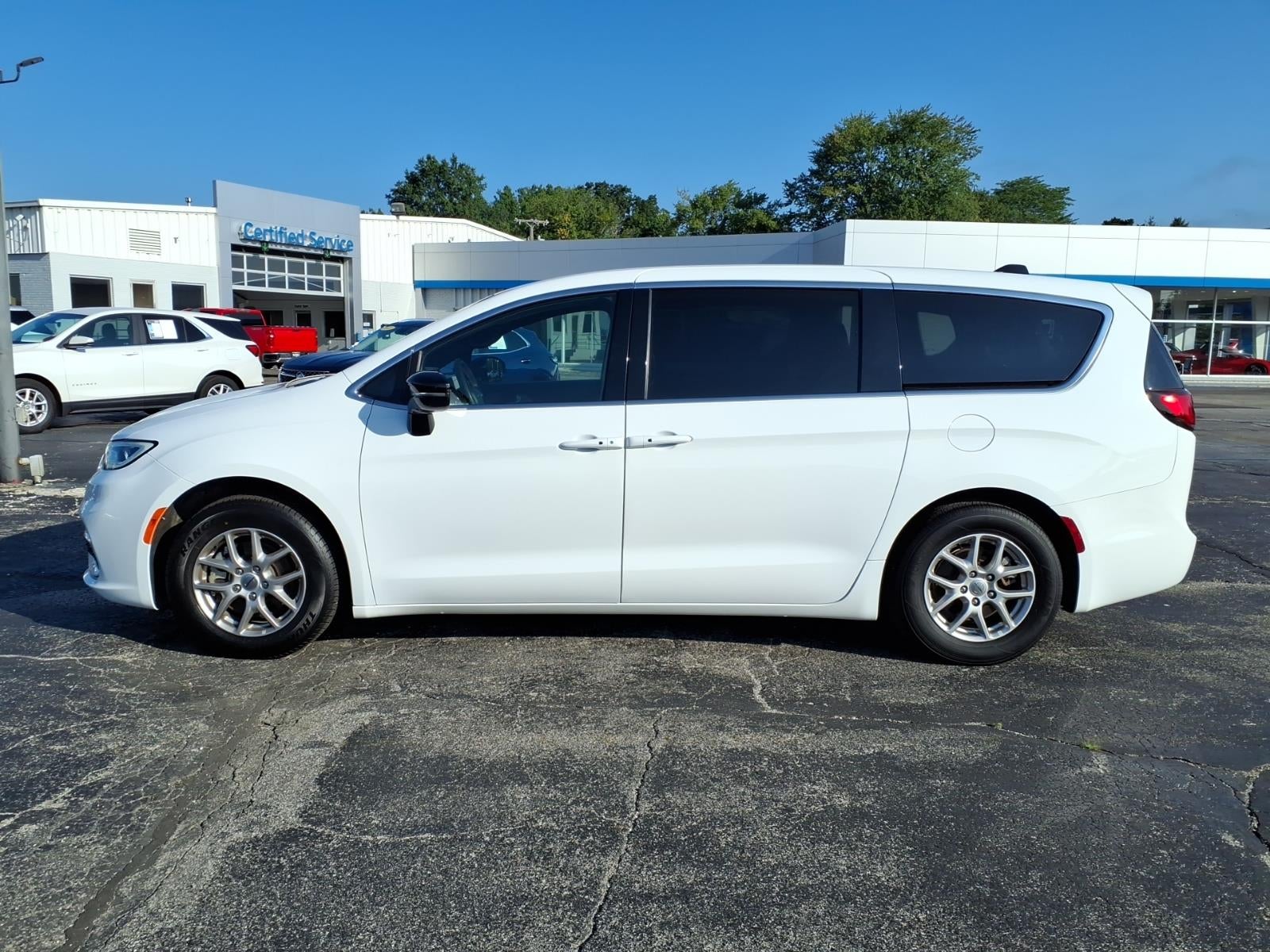 2025 Chrysler Pacifica Select