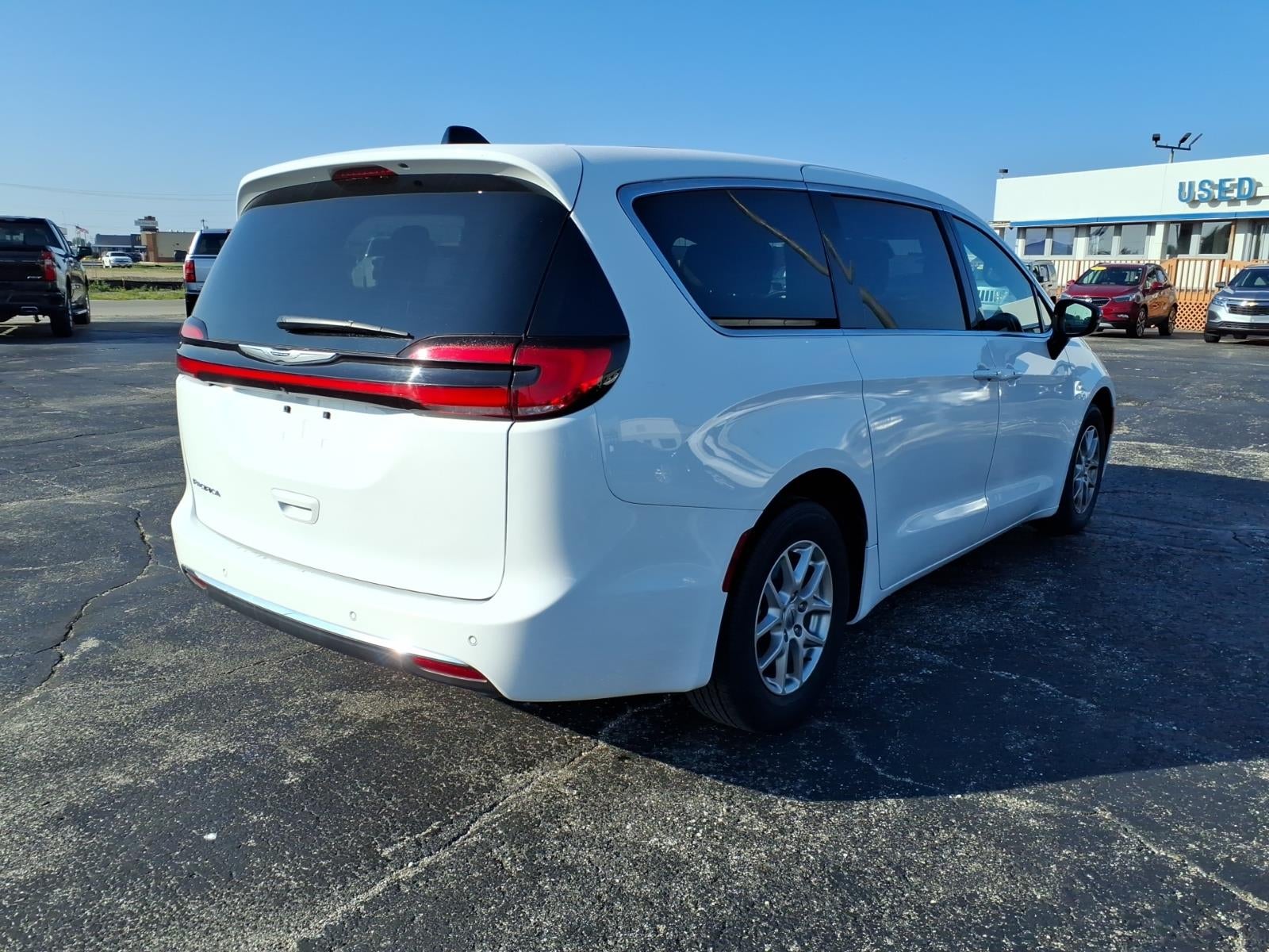 2025 Chrysler Pacifica Select