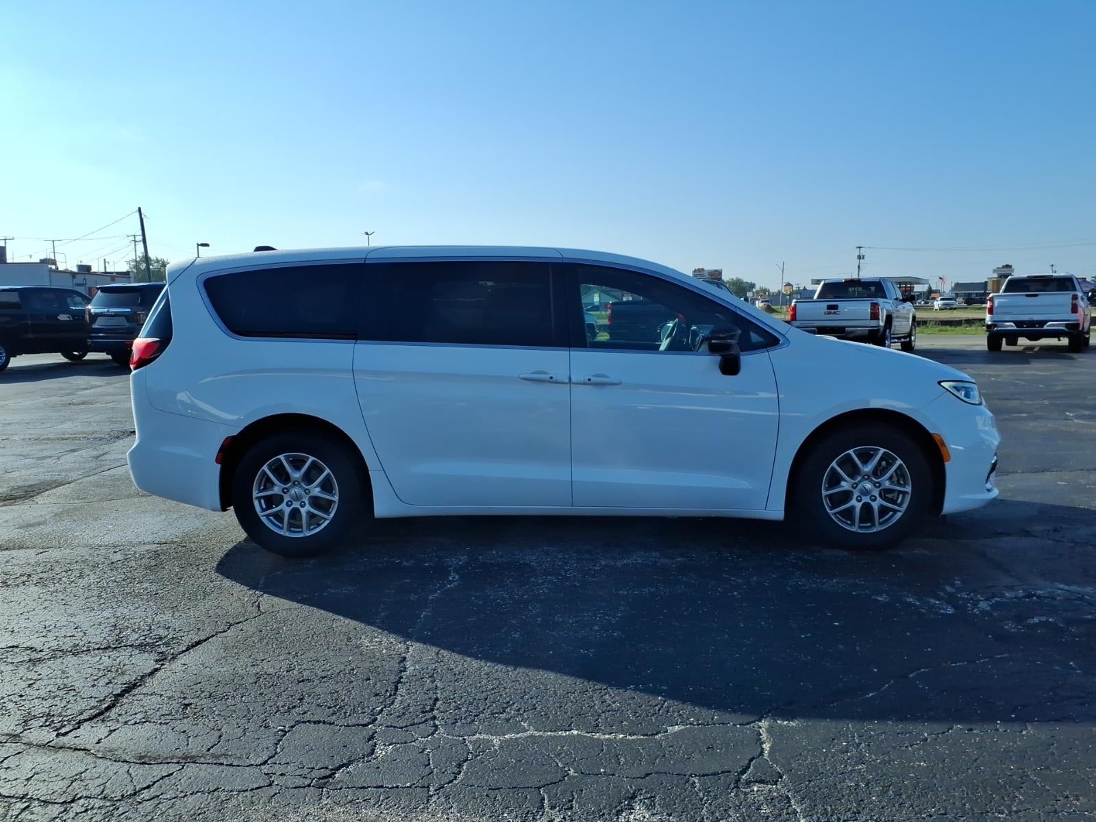 2025 Chrysler Pacifica Select